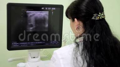 女医生放射科医生分析<strong>医学影像</strong>电脑监控屏幕在医院。 放射科病房